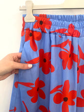 Carregar imagem no visualizador da galeria, Calças largas estampa margaridas azul/vermelho
