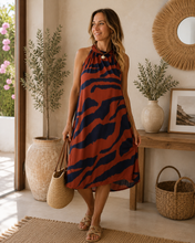 Carregar imagem no visualizador da galeria, Vestido midi malha fria halter azul e tijolo
