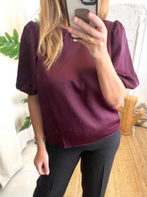 Carregar imagem no visualizador da galeria, Blusa acetinada manga balão bordeaux
