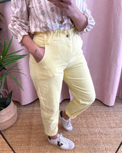 Carregar imagem no visualizador da galeria, Calças de bombazina com elástico na cintura amarelo

