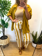Carregar imagem no visualizador da galeria, Camisa 100% linho amarelo torrado
