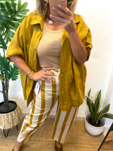 Carregar imagem no visualizador da galeria, Camisa 100% linho amarelo torrado
