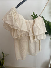Carregar imagem no visualizador da galeria, Blusa folhos assimétrica creme
