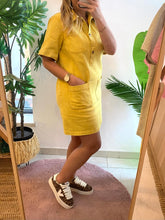 Carregar imagem no visualizador da galeria, Vestido de sarja amarelo com bolsos
