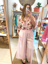 Carregar imagem no visualizador da galeria, Blusa/casaco acetinado flores rosa
