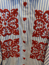 Carregar imagem no visualizador da galeria, Camisa túnica azul riscas e bordados
