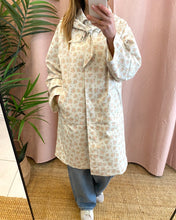 Carregar imagem no visualizador da galeria, Parka impermeável florzinhas
