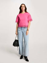 Carregar imagem no visualizador da galeria, T-shirt com detalhes em renda rosa Morgan
