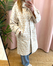 Carregar imagem no visualizador da galeria, Parka impermeável florzinhas
