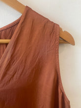 Carregar imagem no visualizador da galeria, Blusa alça larga acetinada tijolo
