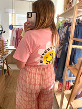 Carregar imagem no visualizador da galeria, T-shirt flower smile rosa
