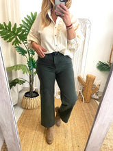 Carregar imagem no visualizador da galeria, Calça straight sarja kaki
