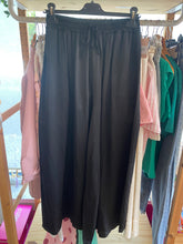 Carregar imagem no visualizador da galeria, Calças pantalonas acetinadas preto
