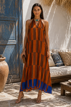 Carregar imagem no visualizador da galeria, Vestido estampado castanho e laranja com pedras

