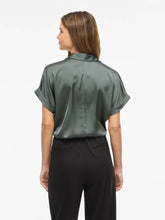 Carregar imagem no visualizador da galeria, Blusa Vila acetinada Kaki
