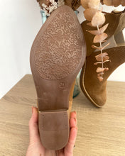 Carregar imagem no visualizador da galeria, Botim de camurça camel Ruika
