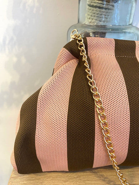 Clutch malha riscas castanho e rosa