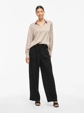 Carregar imagem no visualizador da galeria, Camisa acetinada Viellette beje
