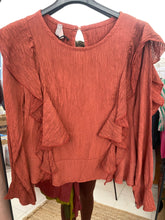 Carregar imagem no visualizador da galeria, Blusa folho ombro crepe tijolo

