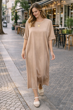 Carregar imagem no visualizador da galeria, Vestido oversize acetinado beje dourado
