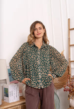 Carregar imagem no visualizador da galeria, Camisa verde estampa animal print
