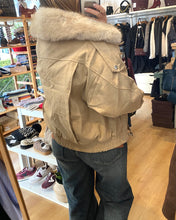 Carregar imagem no visualizador da galeria, Blusão com gola de pêlo beje
