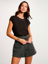 Carregar imagem no visualizador da galeria, T-shirt preto tachas MORGAN
