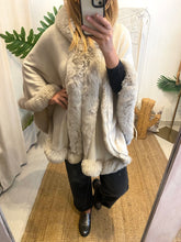Carregar imagem no visualizador da galeria, Poncho de malha com pêlo Morgan
