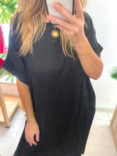 Carregar imagem no visualizador da galeria, Vestido oversize acetinado preto
