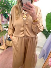 Carregar imagem no visualizador da galeria, Blusa/casaco acetinado botões camel
