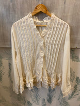 Carregar imagem no visualizador da galeria, Blusa nervuras e folhos creme
