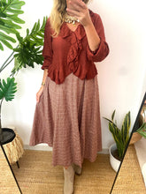 Carregar imagem no visualizador da galeria, Blusa folho crepe telha
