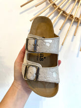 Carregar imagem no visualizador da galeria, Chinelo fivelas Amalia pêlo pinceladas gold Cubanas
