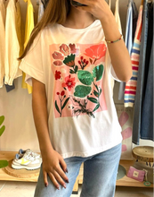 Carregar imagem no visualizador da galeria, T-shirt branca flores
