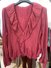 Carregar imagem no visualizador da galeria, Blusa folho crepe Bordeaux
