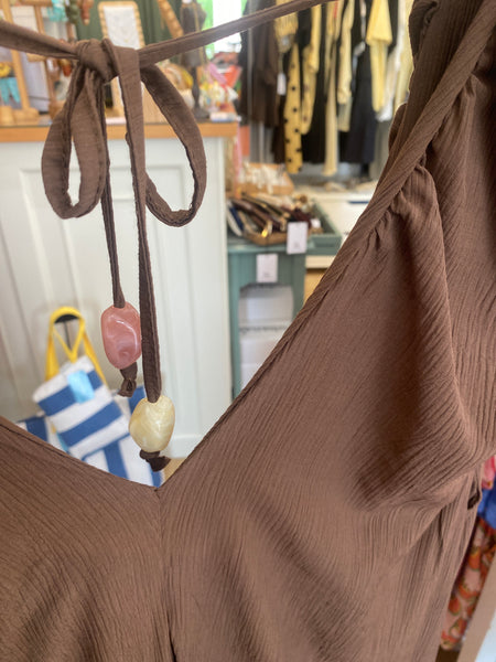 Vestido liso alça larga franzida castanho