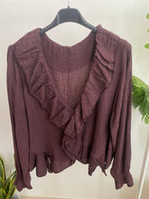 Carregar imagem no visualizador da galeria, Blusa folho crepe ameixa
