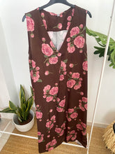 Carregar imagem no visualizador da galeria, Vestido castanho com rosas
