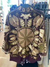 Carregar imagem no visualizador da galeria, Kimono de veludo bordado castanho e verde
