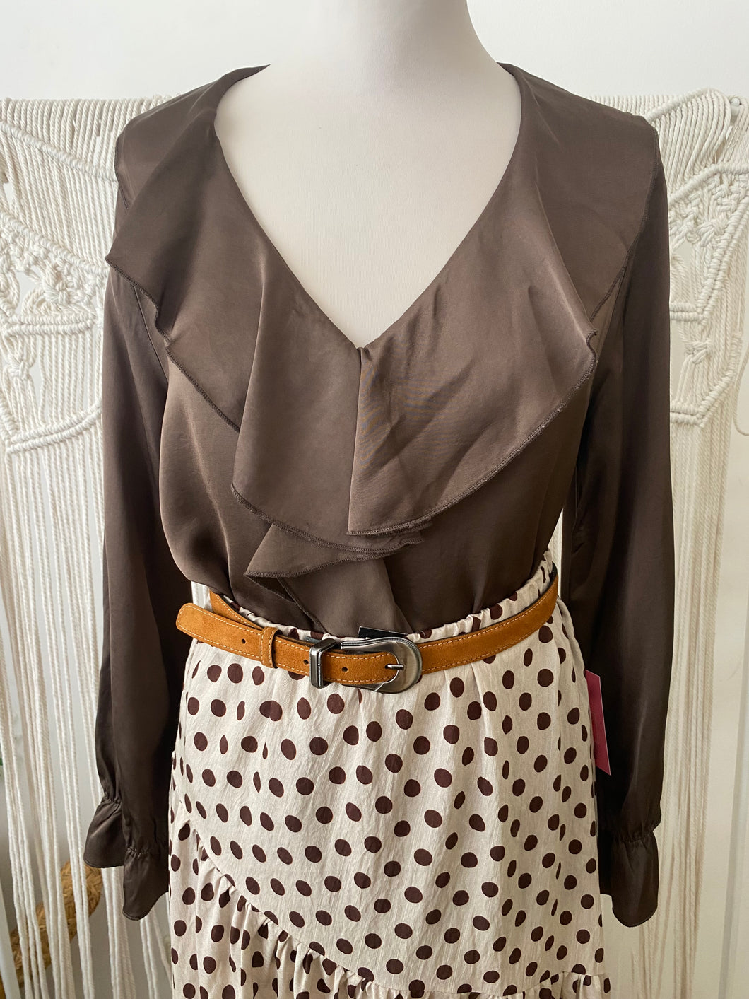 Blusa acetinada folhos castanho