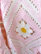 Carregar imagem no visualizador da galeria, Kimono de crochet rosa
