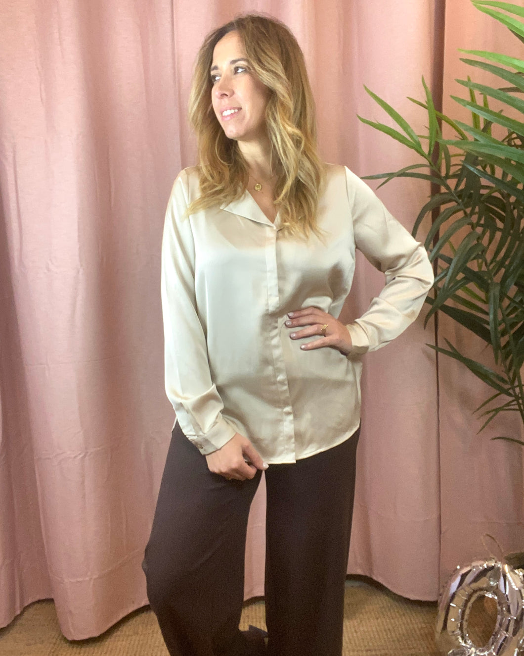 Blusa acetinada Viellette beje