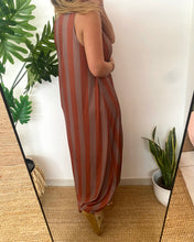 Carregar imagem no visualizador da galeria, Vestido comprido malha fria riscas beje e tijolo

