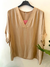 Carregar imagem no visualizador da galeria, Blusa acetinada oversize camel
