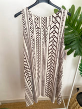 Carregar imagem no visualizador da galeria, Vestido midi malha fria estampa savana branco
