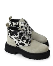 Carregar imagem no visualizador da galeria, Botim atacadores camurça vaca Cubanas
