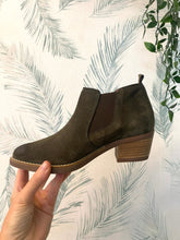 Carregar imagem no visualizador da galeria, Botim camurça kaki Ruika
