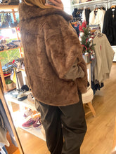 Carregar imagem no visualizador da galeria, Capa de pêlo castanho
