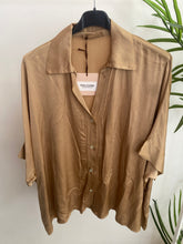 Carregar imagem no visualizador da galeria, Camisa acetinada oversize   Camel
