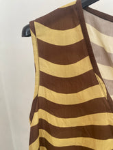 Carregar imagem no visualizador da galeria, Vestido decote v riscas onduladas amarelo

